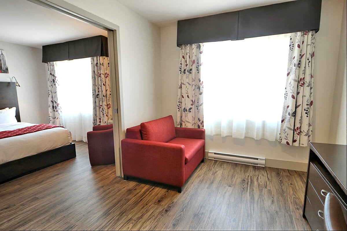 Chambre-superieure-familiale-2-lits-queen-salon-2