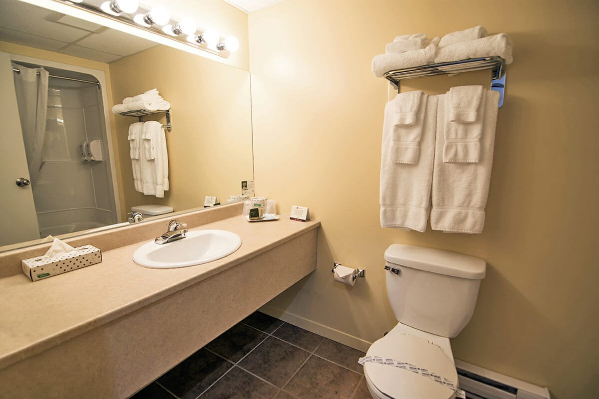 Standard-room-2-queen-beds-04