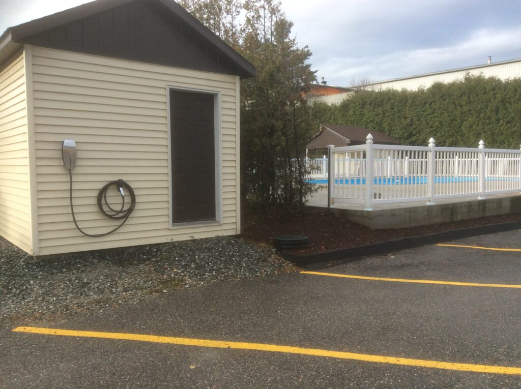 IMG_1759 Piscine extérieure d’un hôtel familial en Estrie