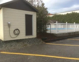 Piscine extérieure d’un hôtel familial en Estrie