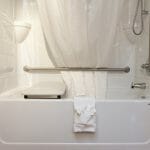 Baignoire-avec-douche-telephone-pour-handicapes