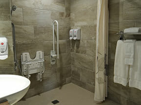 Chambre supérieure, 1 lit Queen, accessible aux personnes à mobilité réduite avec salle de bain complète
