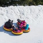 Famille qui fait une activité gratuite à Sherbrooke de glissade sur tubes