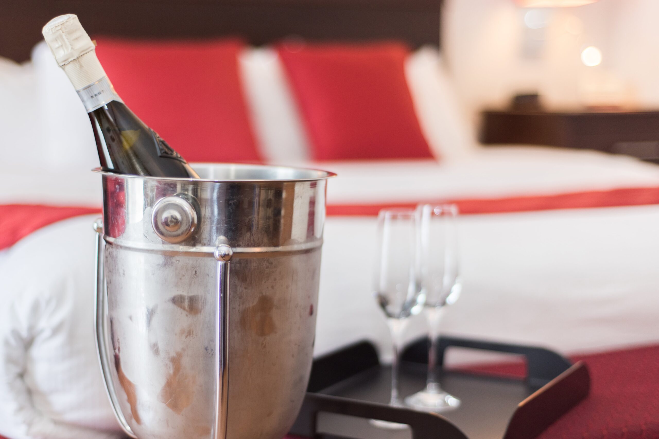 Forfait romantique en Estrie offert par l'Hôtel Le Floral comprenant une chambre avec service de champagne