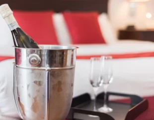 Forfait romantique en Estrie offert par l'hôtel Le Floral comprenant une chambre avec service de champagne