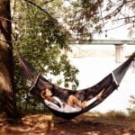 Femme dans un hamac au bord de l'eau au Strom Spa