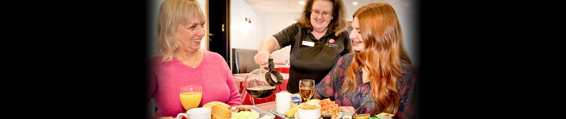 Déjeuner d'hôtel servi à deux femmes.
